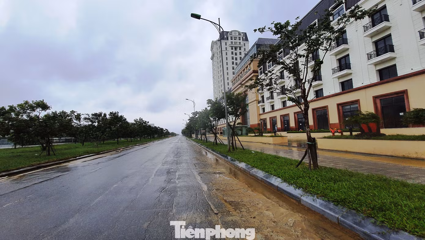 Gió giật mưa lớn, đường sá tại Huế không bóng người ảnh 11