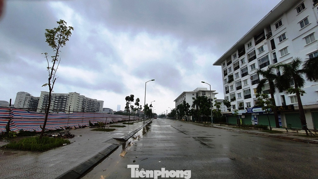 Gió giật mưa lớn, đường sá tại Huế không bóng người ảnh 1