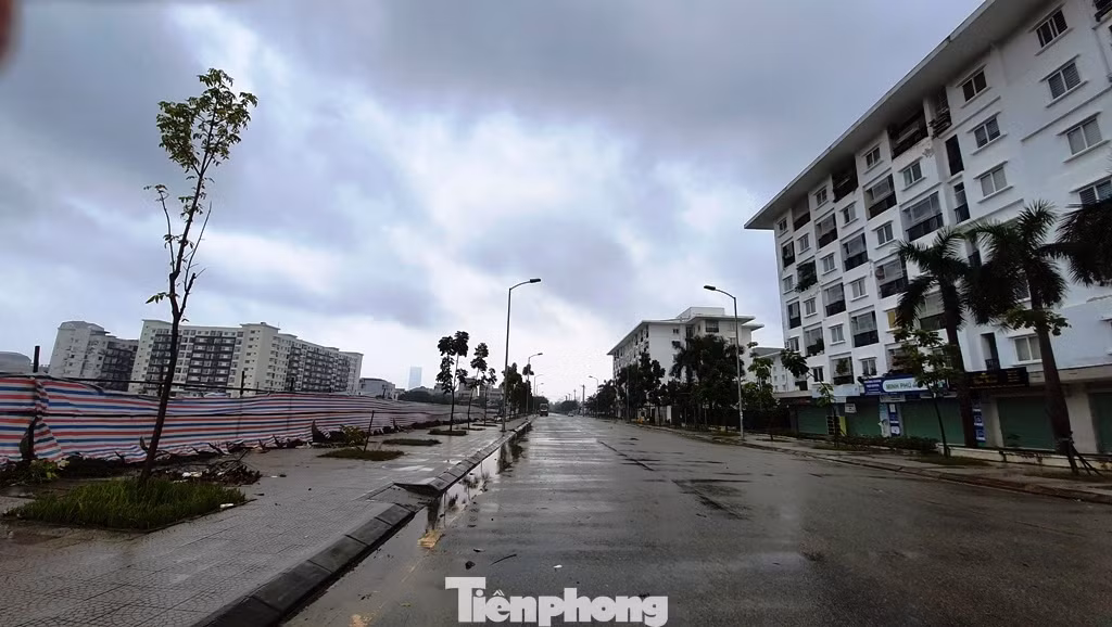 Gió giật mưa lớn, đường sá tại Huế không bóng người ảnh 1