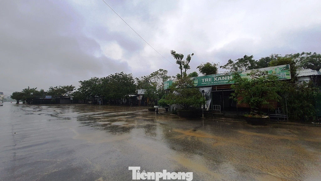 Gió giật mưa lớn, đường sá tại Huế không bóng người ảnh 16