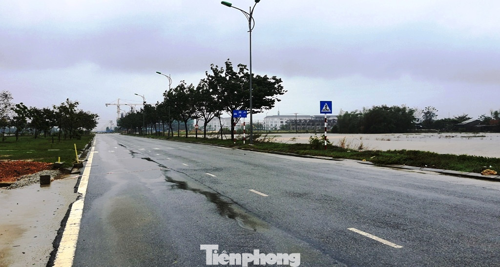 Gió giật mưa lớn, đường sá tại Huế không bóng người ảnh 12