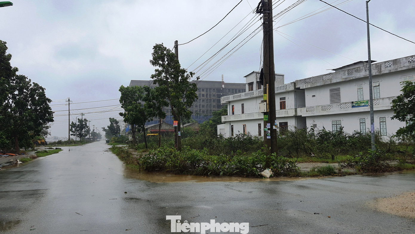 Gió giật mưa lớn, đường sá tại Huế không bóng người ảnh 14