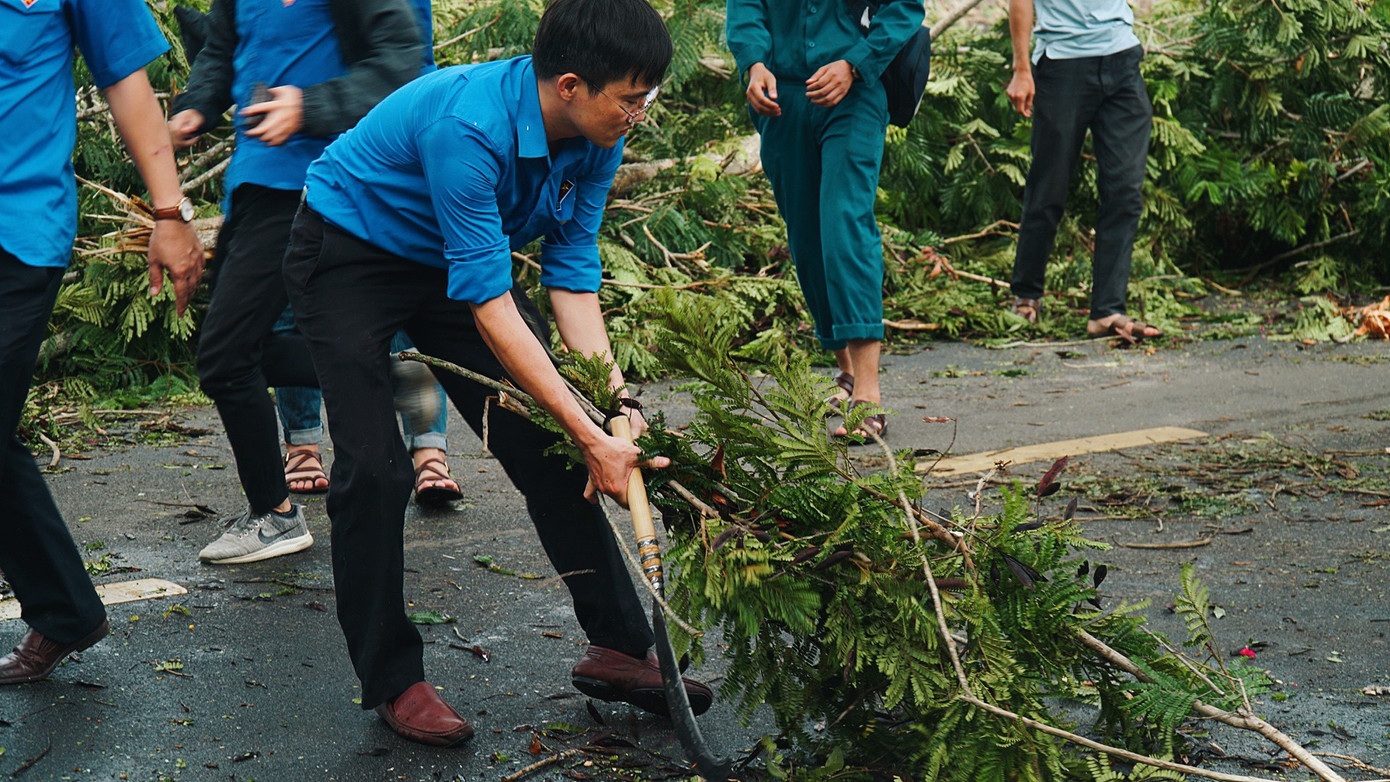 Gần 1.500 ĐVTN Huế miệt mài ‘giải cứu’ đường phố tắc nghẽn sau bão ảnh 16