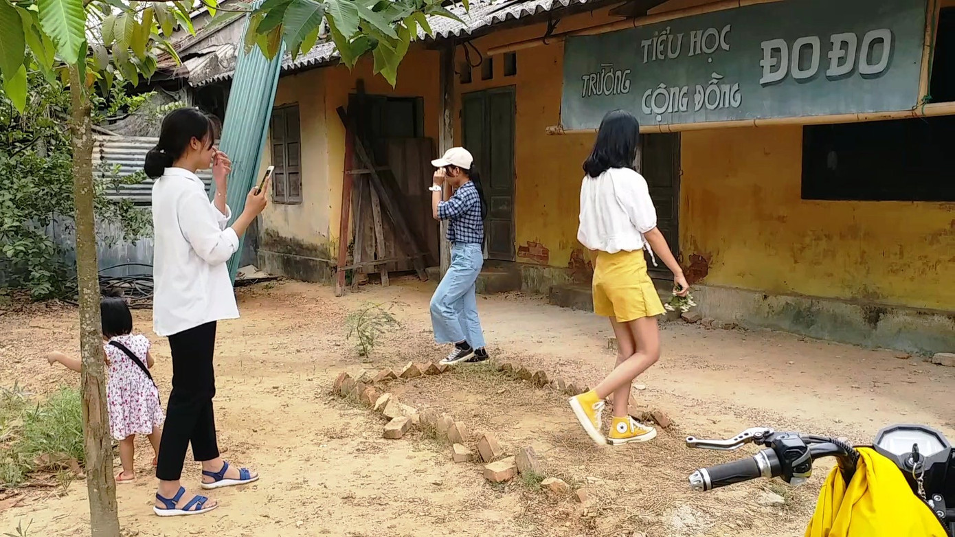 Sau lên phim 'Mắt biếc', phim trường 'Trường Tiểu học Cộng đồng Đo Đo' ra sao? ảnh 3