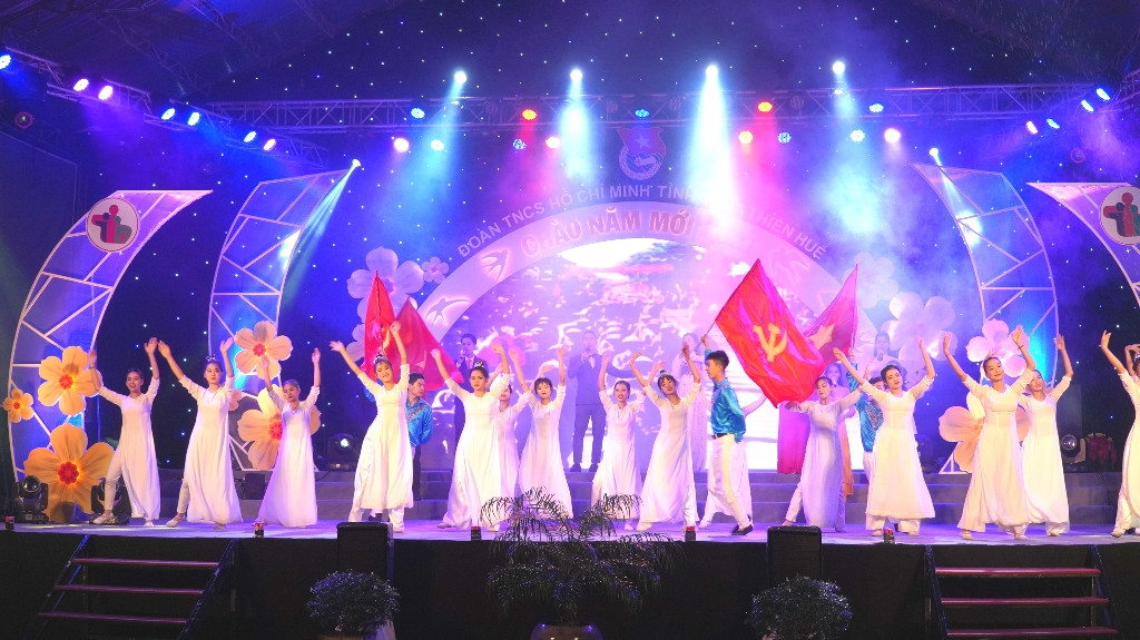 Pháo hoa rực sáng bầu trời, Việt Nam bước sang năm mới 2021 ảnh 23