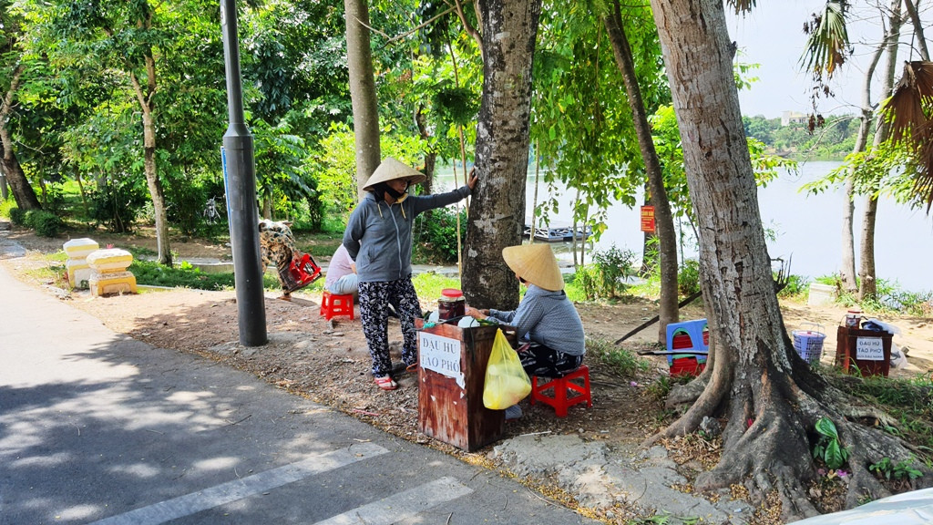 Huế khác lạ ngày đầu giãn cách xã hội chống COVID-19 ảnh 10