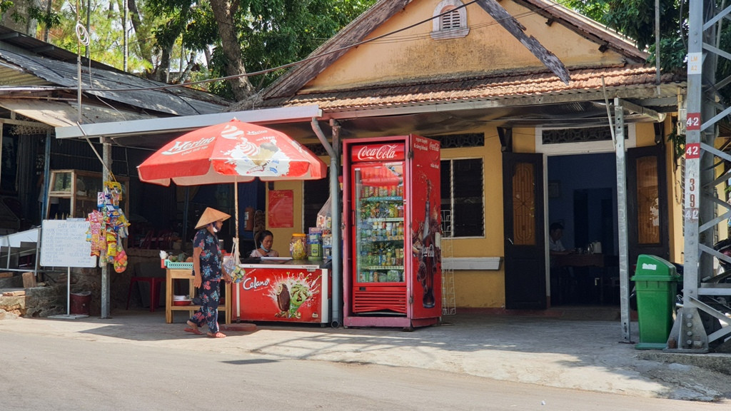 Huế khác lạ ngày đầu giãn cách xã hội chống COVID-19 ảnh 9