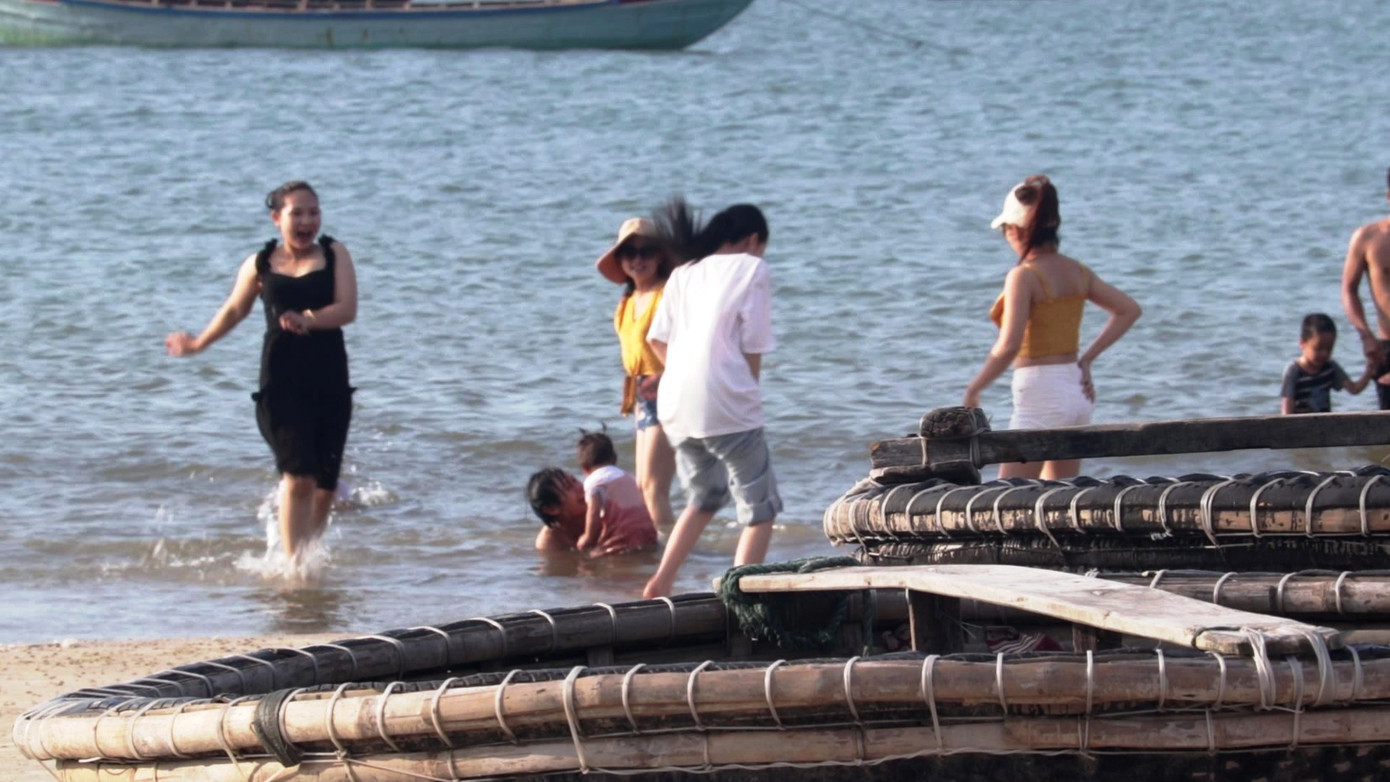 TT-Huế: Hàng nghìn người 'xé rào' tắm biển dịp cuối tuần, nghỉ lễ ảnh 2