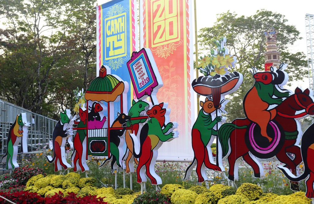 Nhìn ngắm Huế ngày cuối năm khoác 'áo hoa' lạ lẫm đón Tết ảnh 9