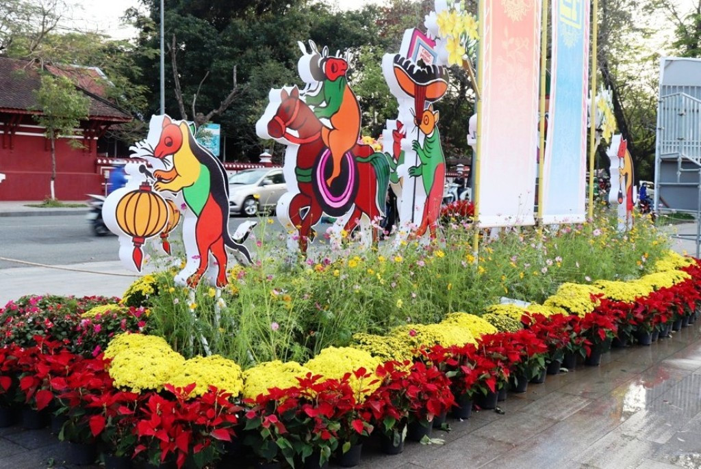 Nhìn ngắm Huế ngày cuối năm khoác 'áo hoa' lạ lẫm đón Tết ảnh 10