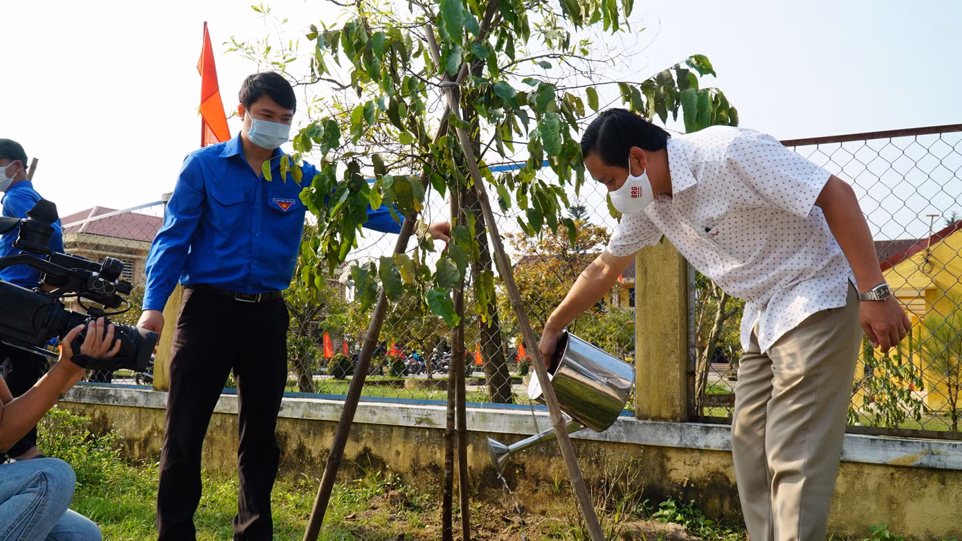 TT-Huế: Chung tay làm sạch, đẹp môi trường trong Tháng thanh niên ảnh 12