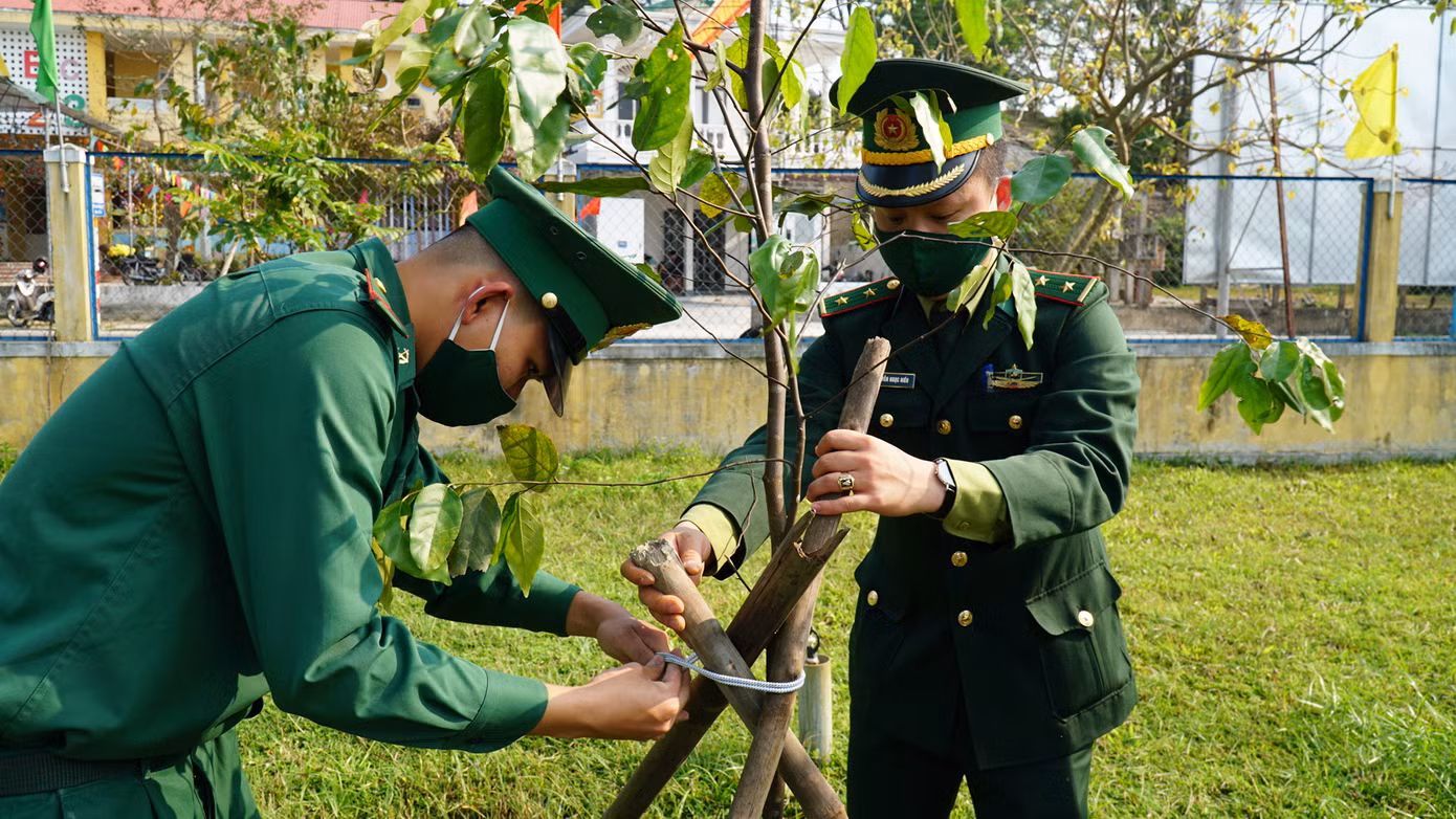 TT-Huế: Chung tay làm sạch, đẹp môi trường trong Tháng thanh niên ảnh 14