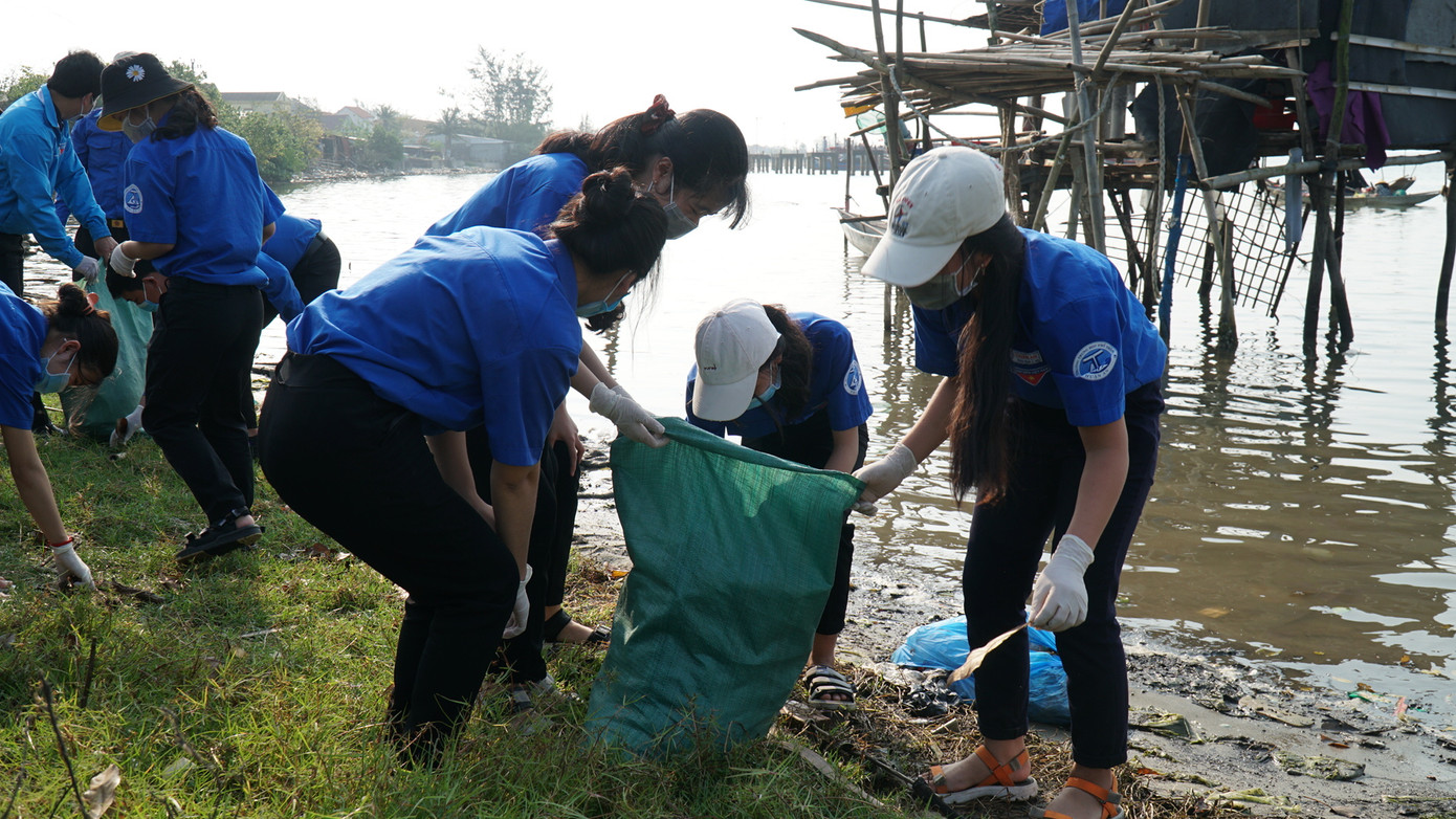 TT-Huế: Chung tay làm sạch, đẹp môi trường trong Tháng thanh niên ảnh 11