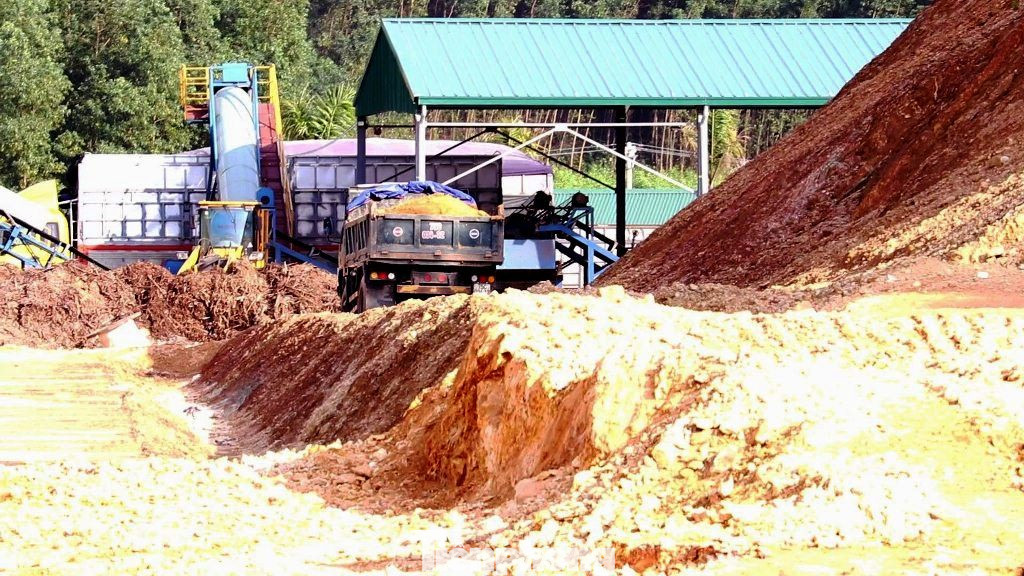 Ngang nhiên khai thác đất đồi bất hợp pháp cạnh trung tâm huyện ảnh 3