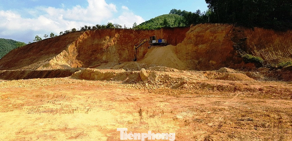 Ngang nhiên khai thác đất đồi bất hợp pháp cạnh trung tâm huyện ảnh 4