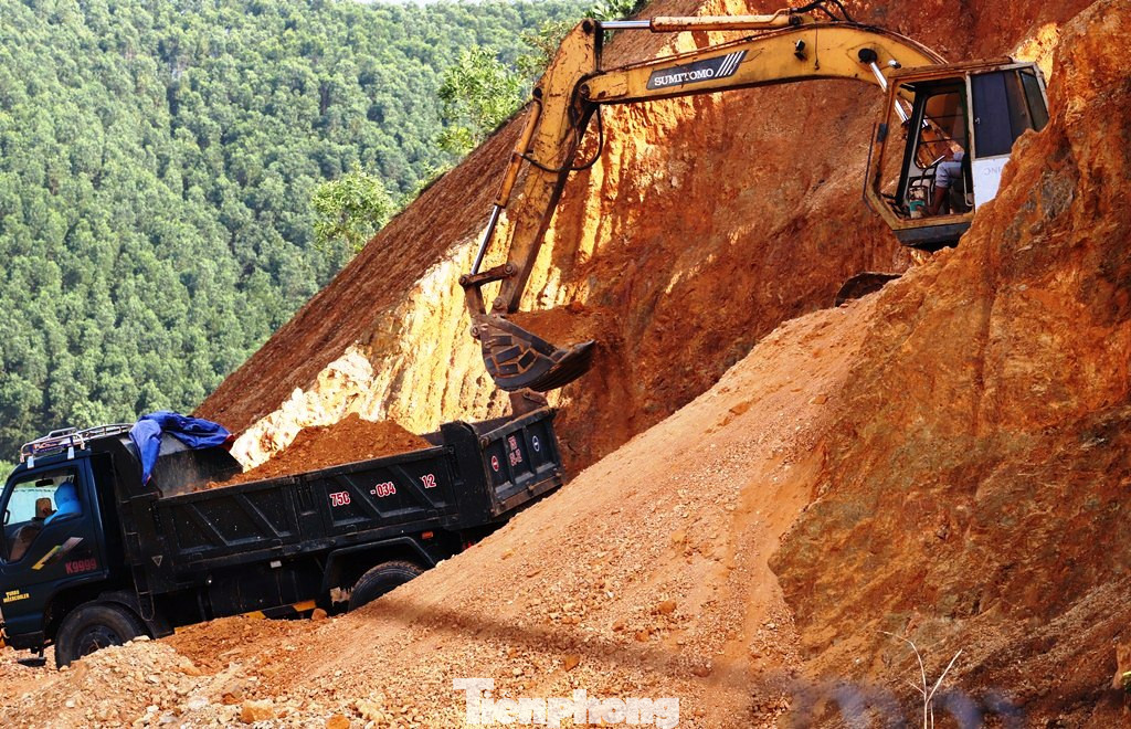 Ngang nhiên khai thác đất đồi bất hợp pháp cạnh trung tâm huyện ảnh 1