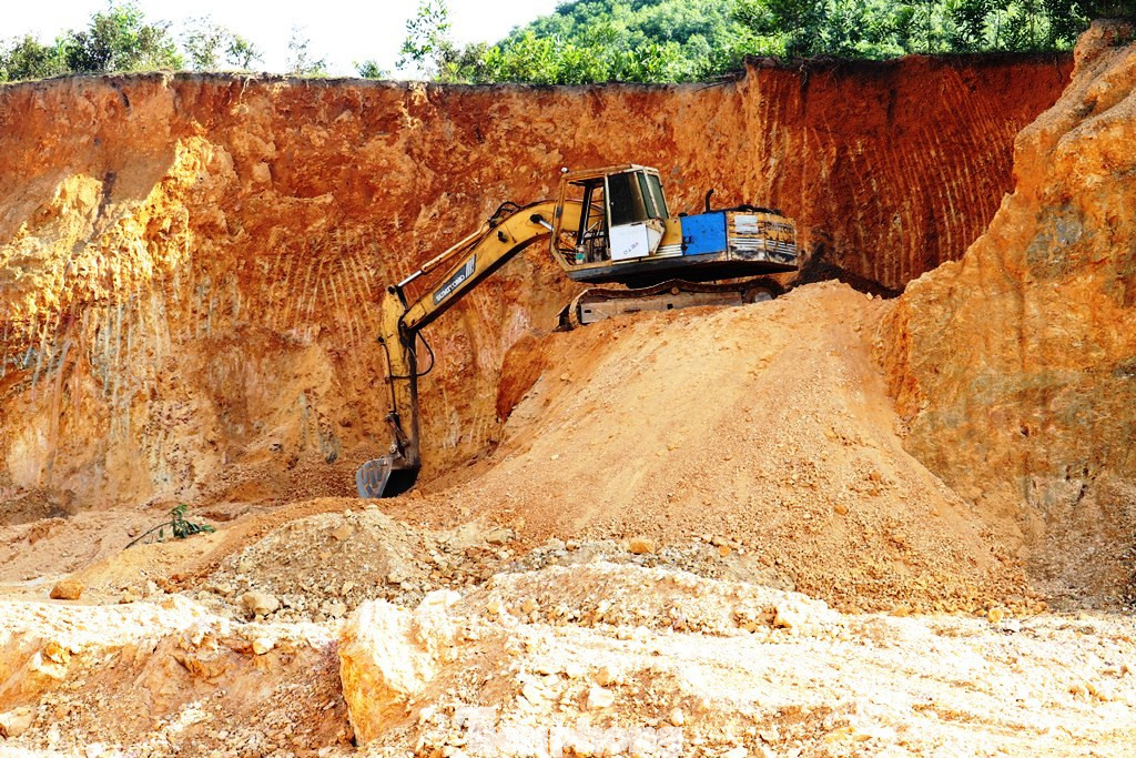 Ngang nhiên khai thác đất đồi bất hợp pháp cạnh trung tâm huyện ảnh 5