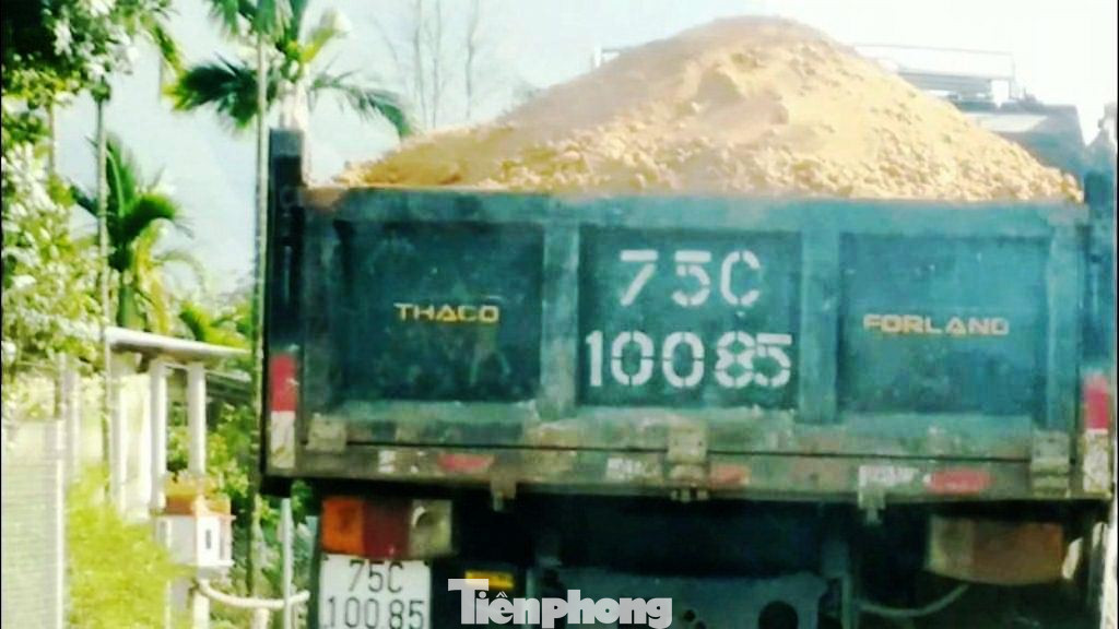 Ngang nhiên khai thác đất đồi bất hợp pháp cạnh trung tâm huyện ảnh 8