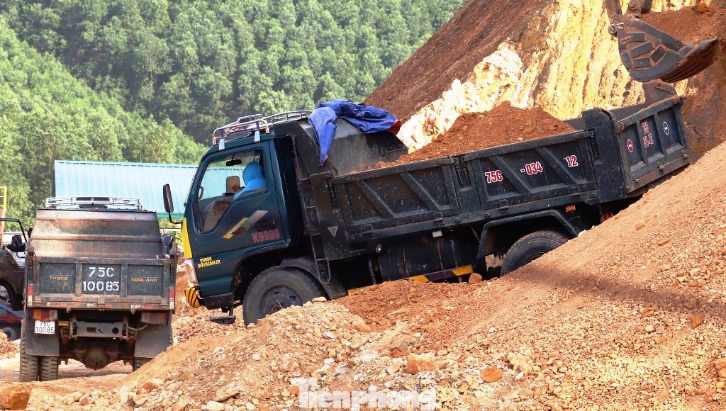 Ngang nhiên khai thác đất đồi bất hợp pháp cạnh trung tâm huyện ảnh 2