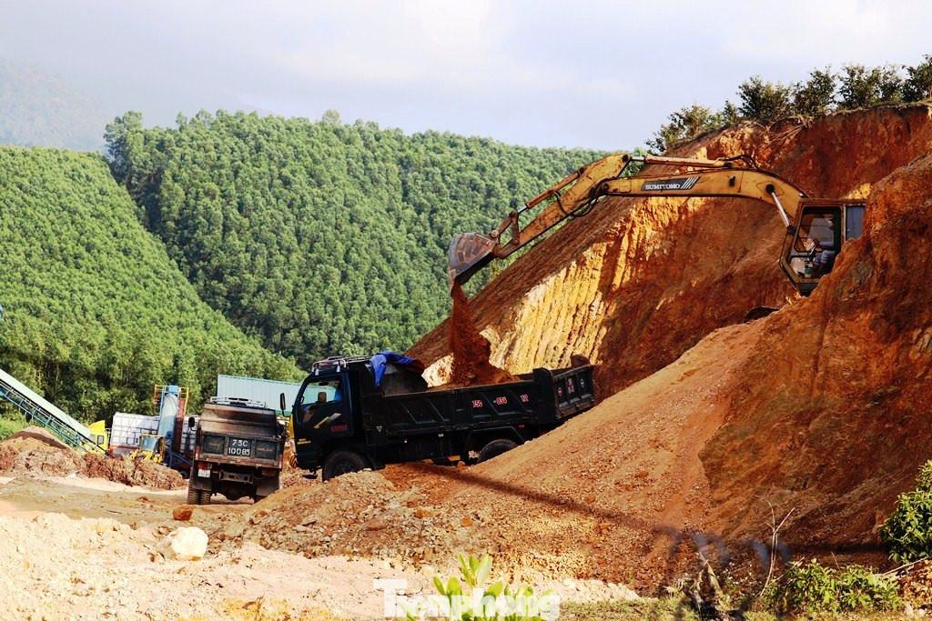 Ngang nhiên khai thác đất đồi bất hợp pháp cạnh trung tâm huyện ảnh 9