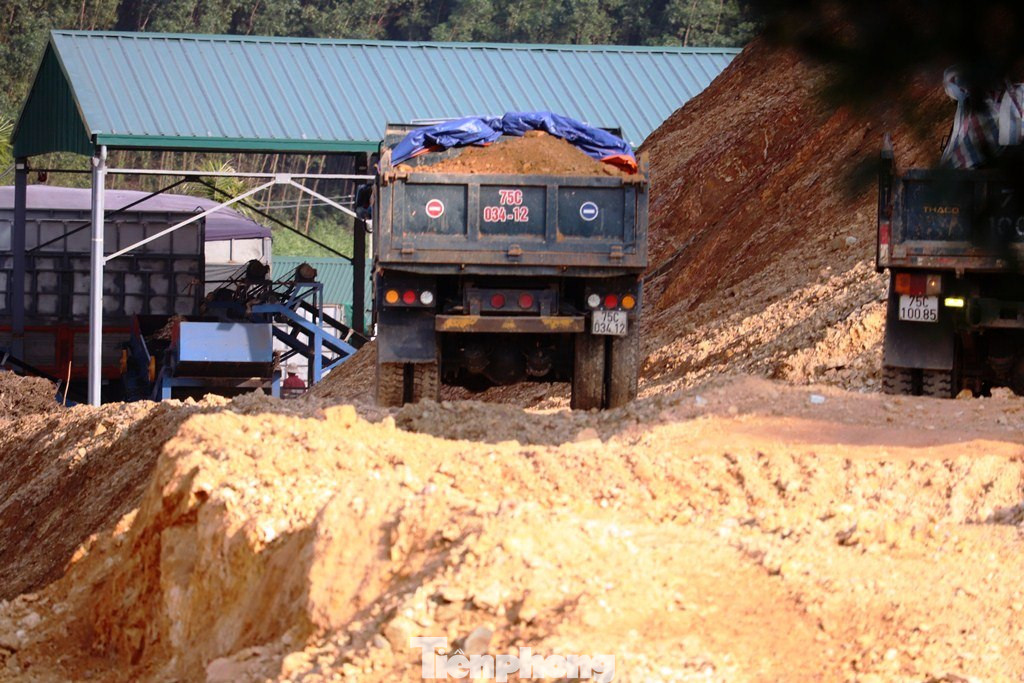 Ngang nhiên khai thác đất đồi bất hợp pháp cạnh trung tâm huyện ảnh 6