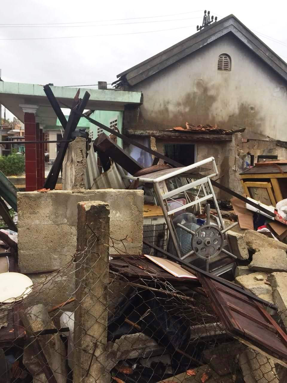 Cây đổ hàng loạt, mất điện, hàng nghìn nhà tốc mái do bão số 5 ảnh 34