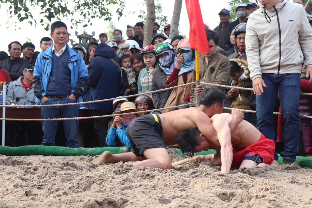 Gay cấn những màn so tài sới vật đầu Xuân xứ Huế ảnh 4