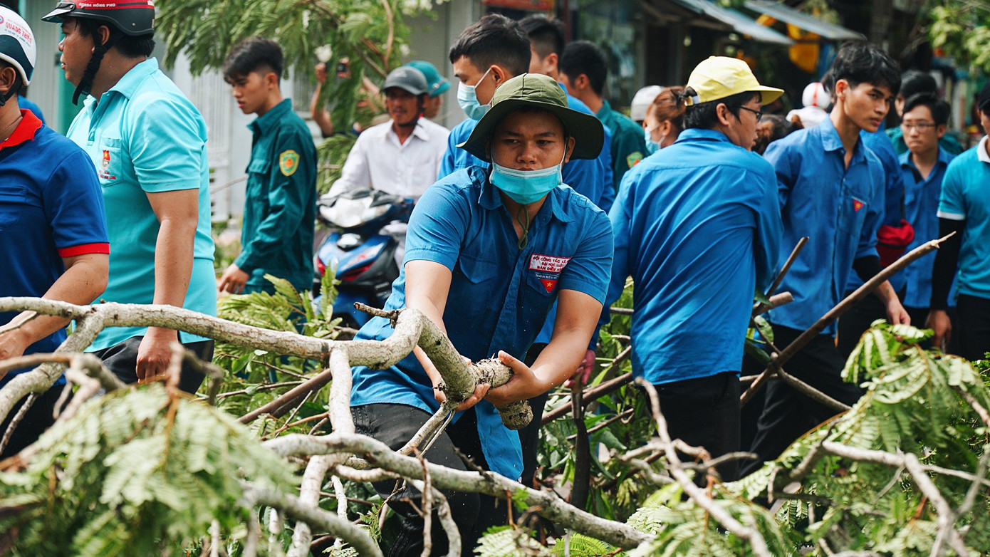 Gần 1.500 ĐVTN Huế miệt mài ‘giải cứu’ đường phố tắc nghẽn sau bão ảnh 17