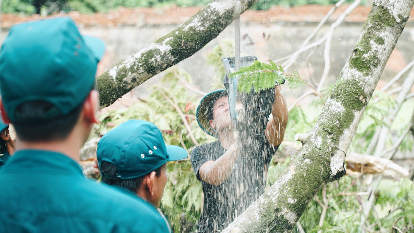 Gần 1.500 ĐVTN Huế miệt mài ‘giải cứu’ đường phố tắc nghẽn sau bão ảnh 14