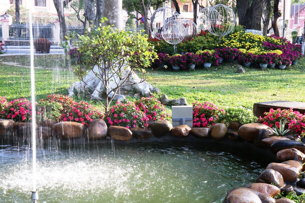 Nhìn ngắm Huế ngày cuối năm khoác 'áo hoa' lạ lẫm đón Tết ảnh 35