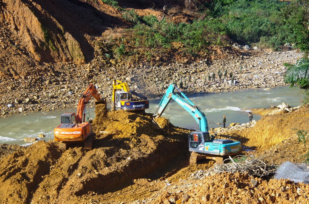 Cận cảnh những khối bê tông ‘khủng’ nghi vùi lấp nạn nhân mất tích ở Rào Trăng 3 ảnh 9