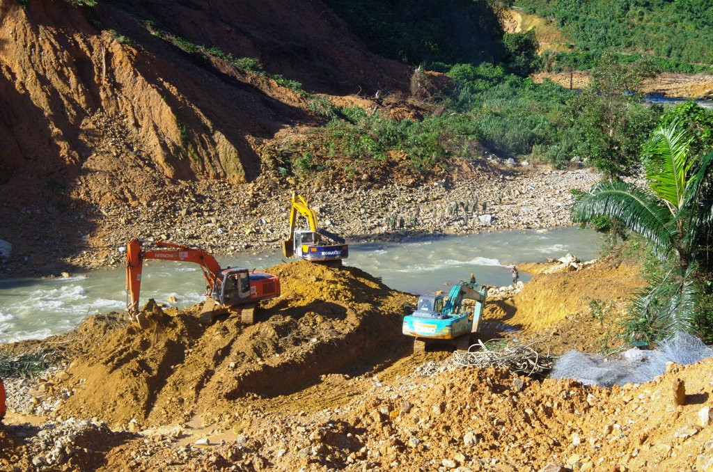 Cận cảnh những khối bê tông ‘khủng’ nghi vùi lấp nạn nhân mất tích ở Rào Trăng 3 ảnh 10