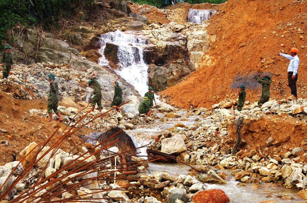 Cận cảnh những khối bê tông ‘khủng’ nghi vùi lấp nạn nhân mất tích ở Rào Trăng 3 ảnh 6