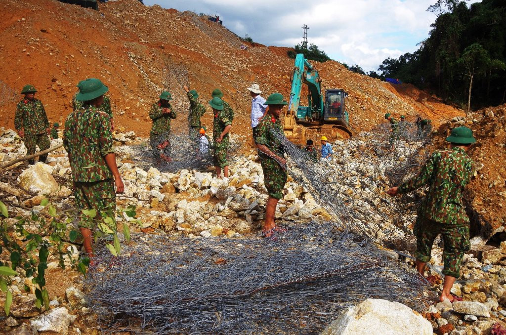 Cận cảnh những khối bê tông ‘khủng’ nghi vùi lấp nạn nhân mất tích ở Rào Trăng 3 ảnh 5