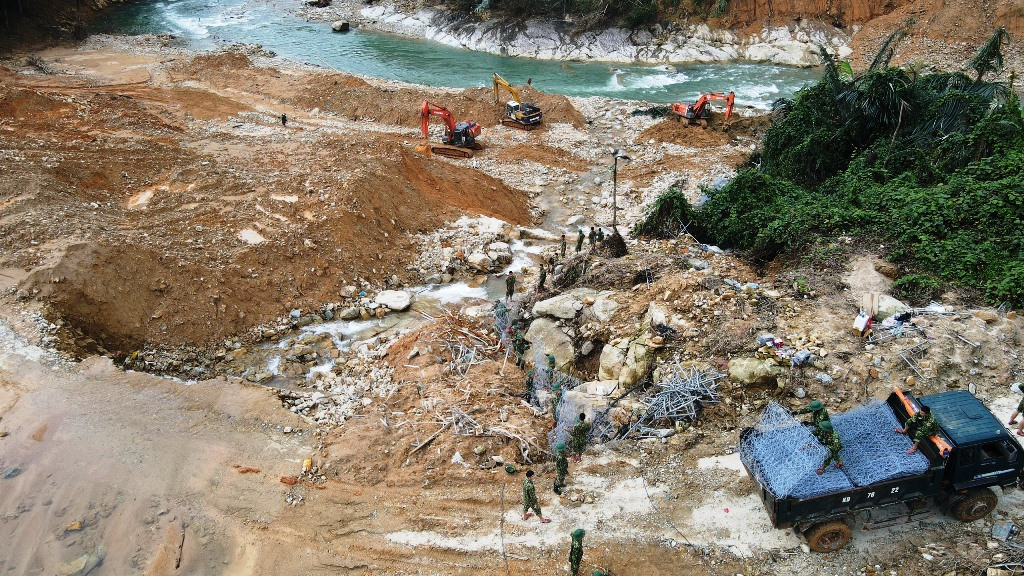 Cận cảnh những khối bê tông ‘khủng’ nghi vùi lấp nạn nhân mất tích ở Rào Trăng 3 ảnh 7