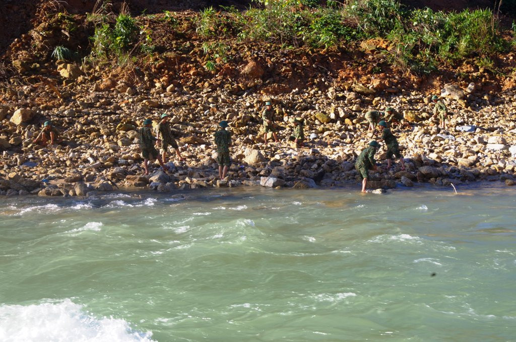 Cận cảnh những khối bê tông ‘khủng’ nghi vùi lấp nạn nhân mất tích ở Rào Trăng 3 ảnh 11