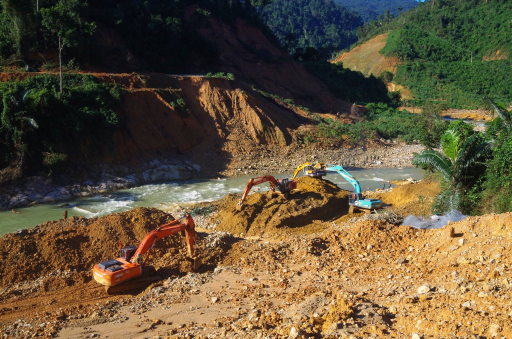 Cận cảnh những khối bê tông ‘khủng’ nghi vùi lấp nạn nhân mất tích ở Rào Trăng 3 ảnh 8