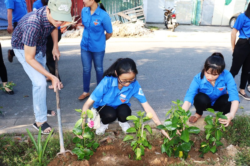 Đoàn viên thanh niên cụm Bắc Trung Bộ hưởng ứng 'Chủ Nhật xanh' tại Huế ảnh 5