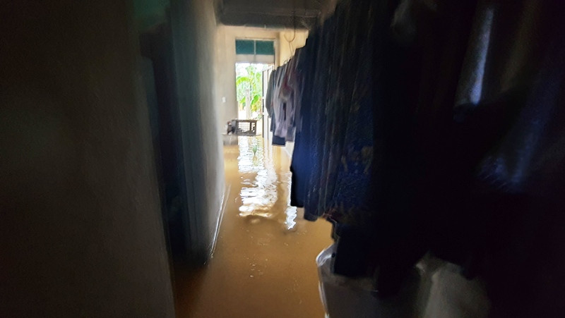 Huế mưa trắng trời, người dân ‘oằn mình’ chống lũ ảnh 16