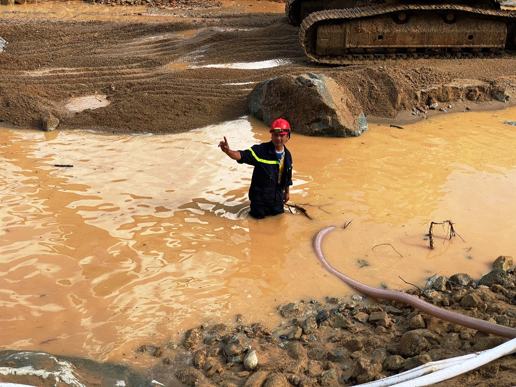 Xem lực lượng cứu hộ hút cạn dòng Rào Trăng, lật đất, bới đá tìm người mất tích ảnh 6