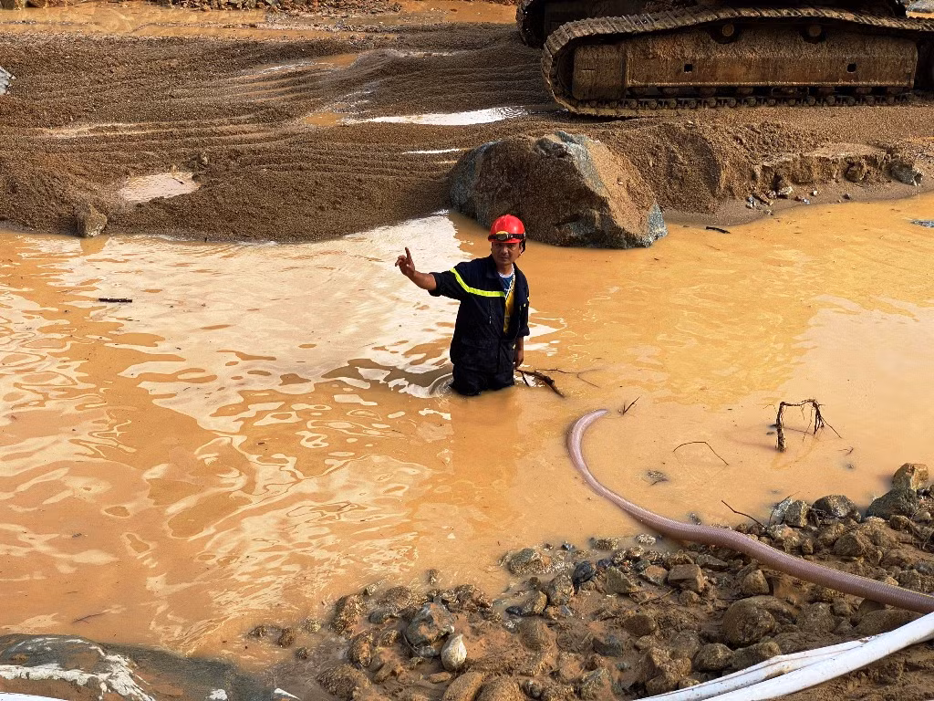 Xem lực lượng cứu hộ hút cạn dòng Rào Trăng, lật đất, bới đá tìm người mất tích ảnh 6