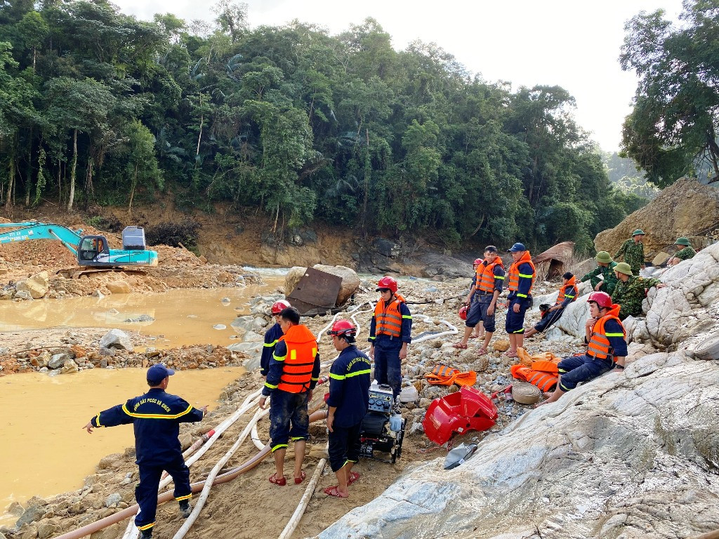 Xem lực lượng cứu hộ hút cạn dòng Rào Trăng, lật đất, bới đá tìm người mất tích ảnh 8