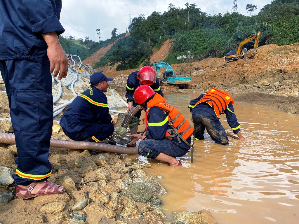 Xem lực lượng cứu hộ hút cạn dòng Rào Trăng, lật đất, bới đá tìm người mất tích ảnh 9