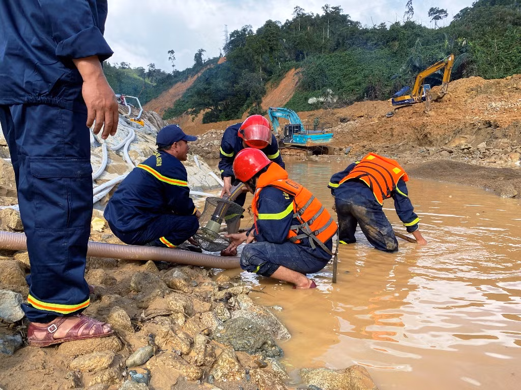 Xem lực lượng cứu hộ hút cạn dòng Rào Trăng, lật đất, bới đá tìm người mất tích ảnh 9