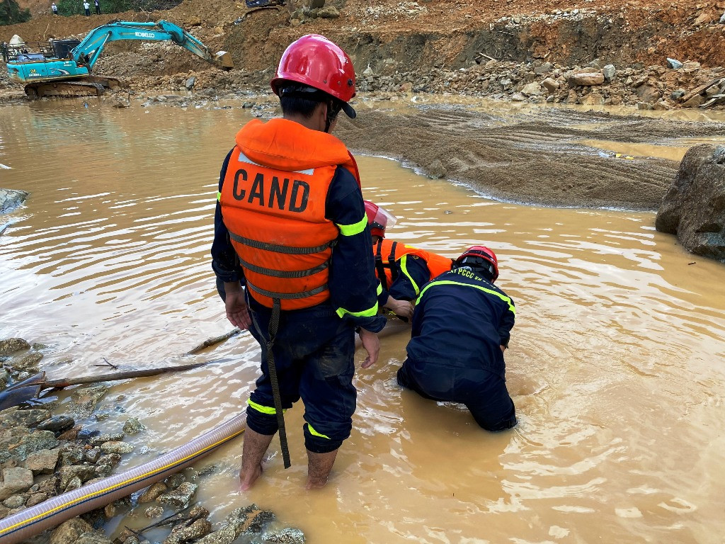 Xem lực lượng cứu hộ hút cạn dòng Rào Trăng, lật đất, bới đá tìm người mất tích ảnh 10