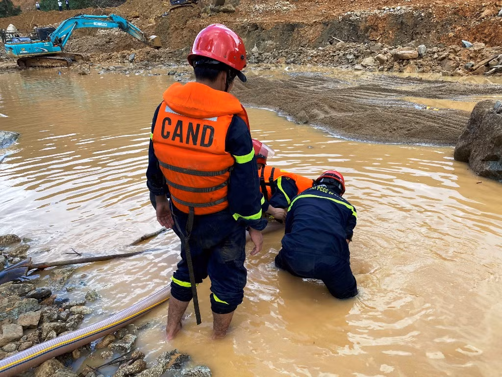 Xem lực lượng cứu hộ hút cạn dòng Rào Trăng, lật đất, bới đá tìm người mất tích ảnh 10
