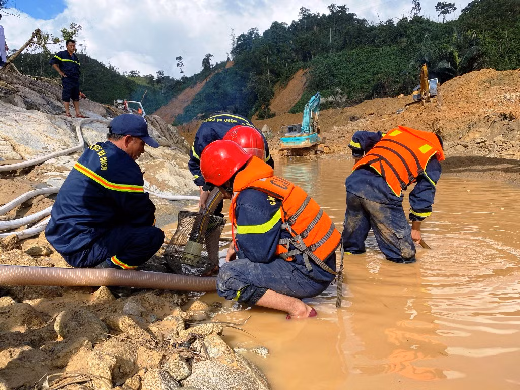 Xem lực lượng cứu hộ hút cạn dòng Rào Trăng, lật đất, bới đá tìm người mất tích ảnh 11
