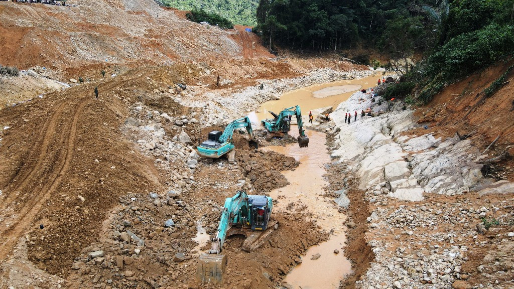 Xem lực lượng cứu hộ hút cạn dòng Rào Trăng, lật đất, bới đá tìm người mất tích ảnh 7