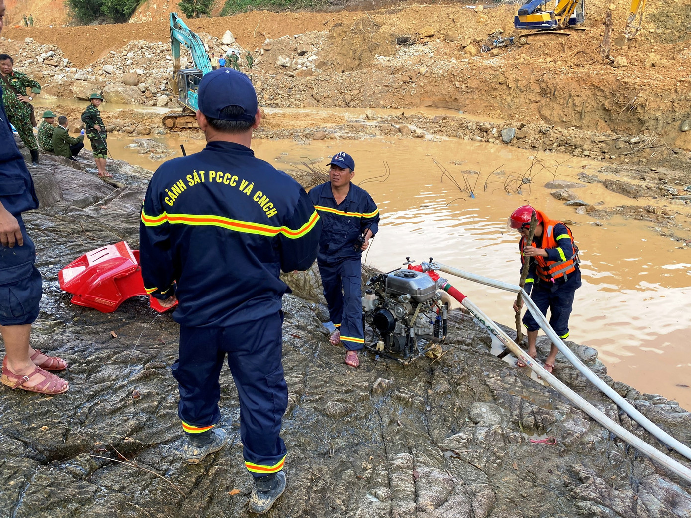 Xem lực lượng cứu hộ hút cạn dòng Rào Trăng, lật đất, bới đá tìm người mất tích ảnh 5