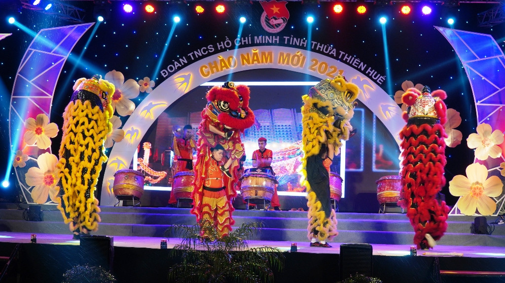 Pháo hoa rực sáng bầu trời, Việt Nam bước sang năm mới 2021 ảnh 22